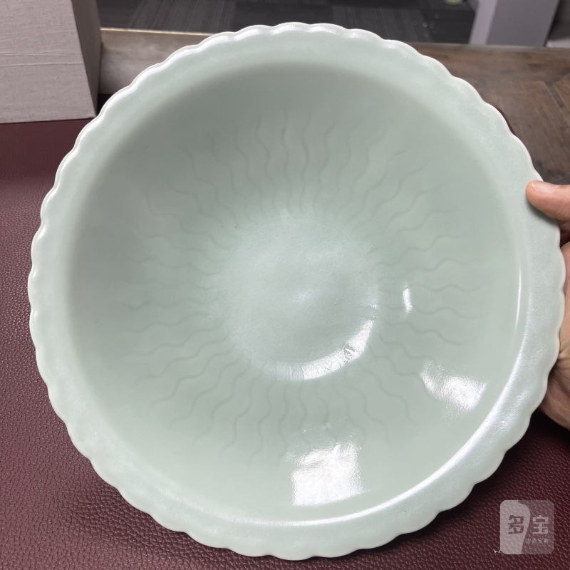 清雍正 粉青釉暗刻水波纹折沿花口大碗 - 图10